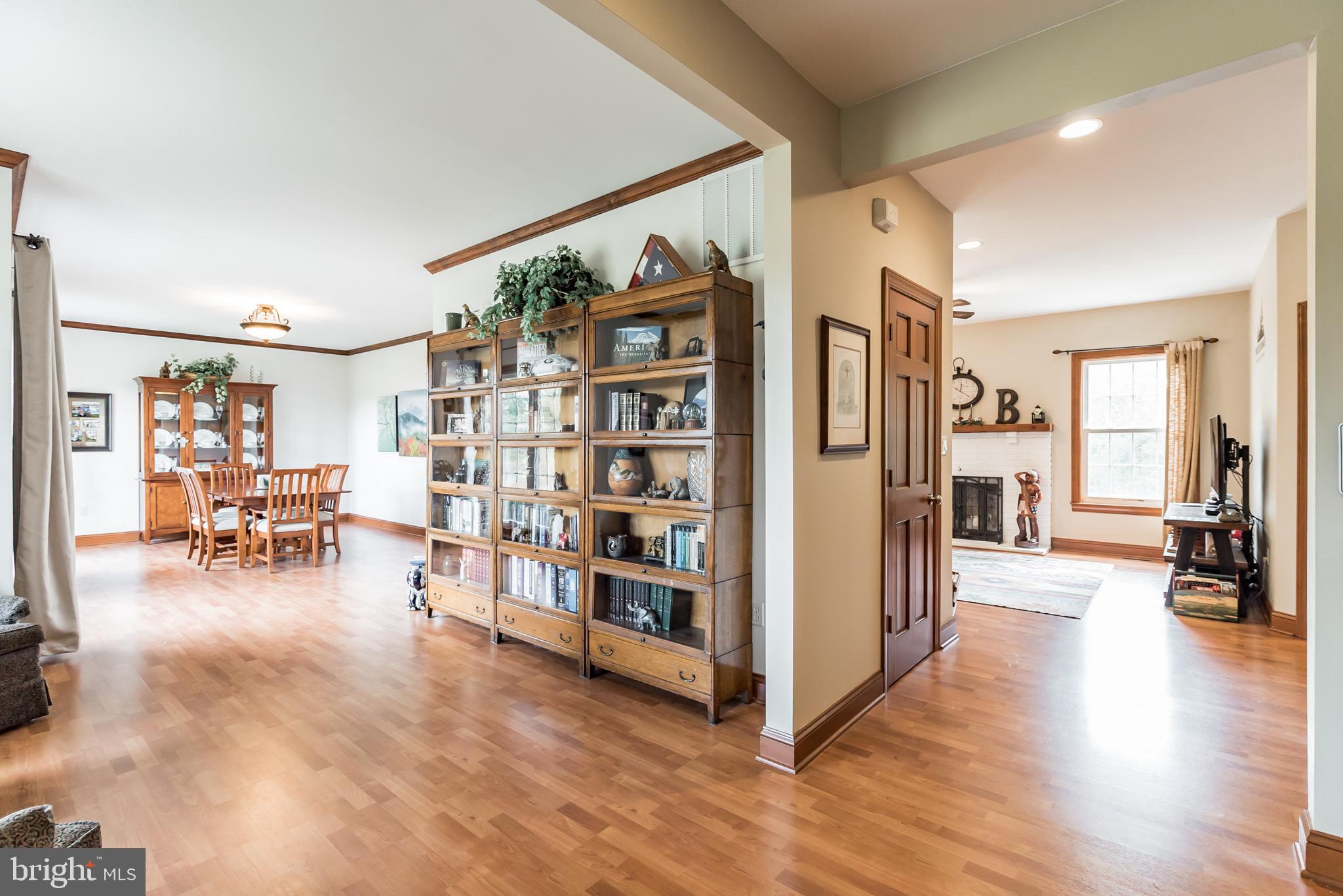7019 Olinger Road Marshall, VA 20115 - Photo 8 of 40 Foyer/Living Room