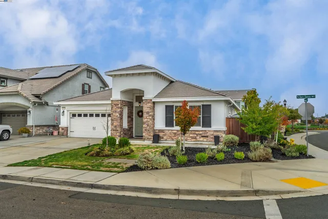 a front view of house with garage and yard
