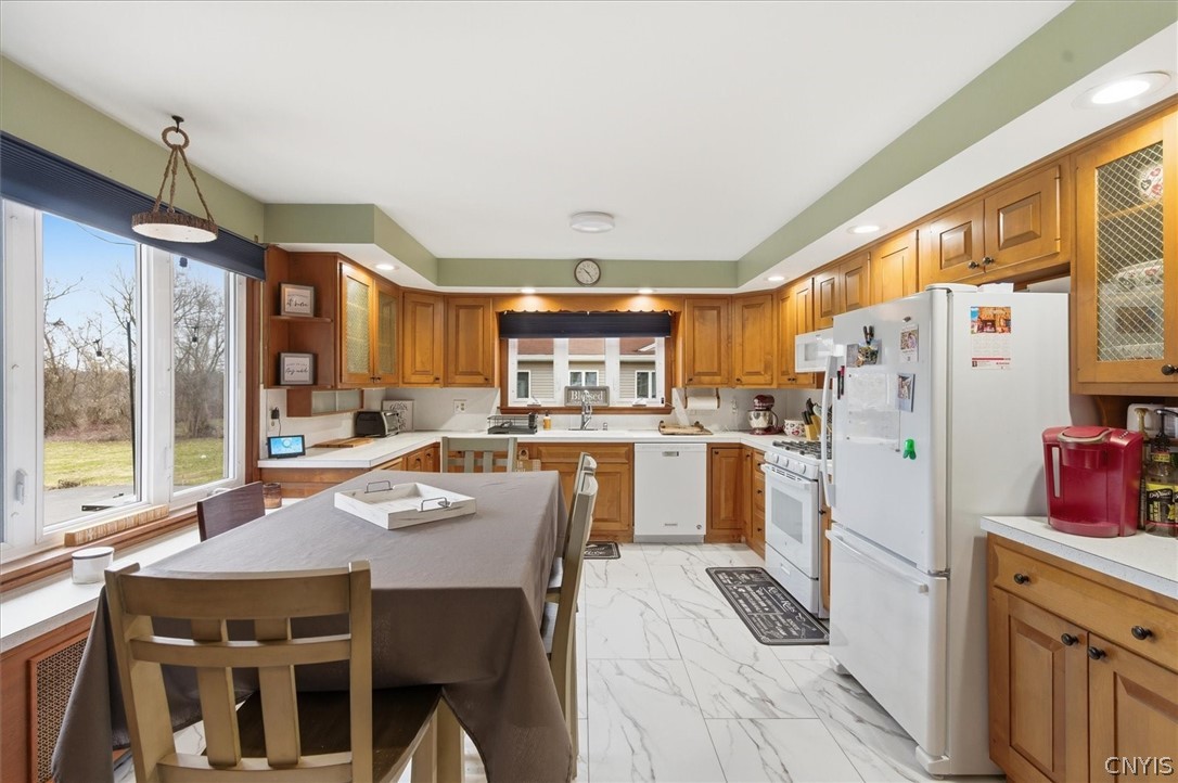 3846 East Prospect Avenue Oneida, NY 13421 - Photo 8 of 35