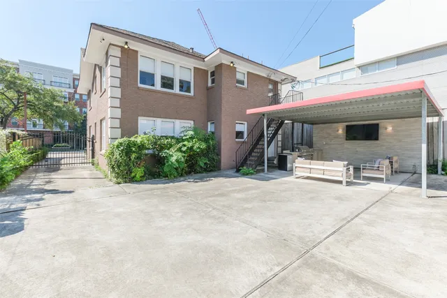 a front view of house with yard