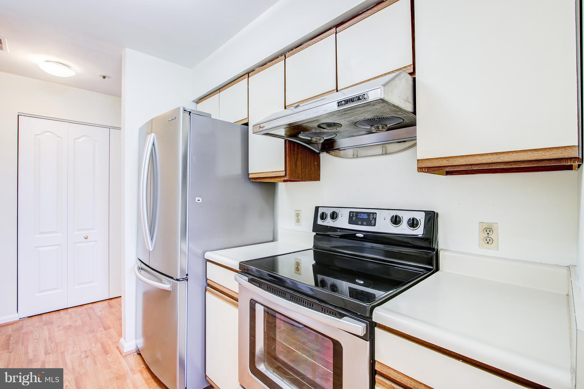 8371 Montgomery Run Road, Unit H Ellicott City, MD 21043 - Photo 11 of 33 Range Hood Electric Stove