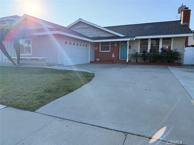 a view of a house with backyard and garden