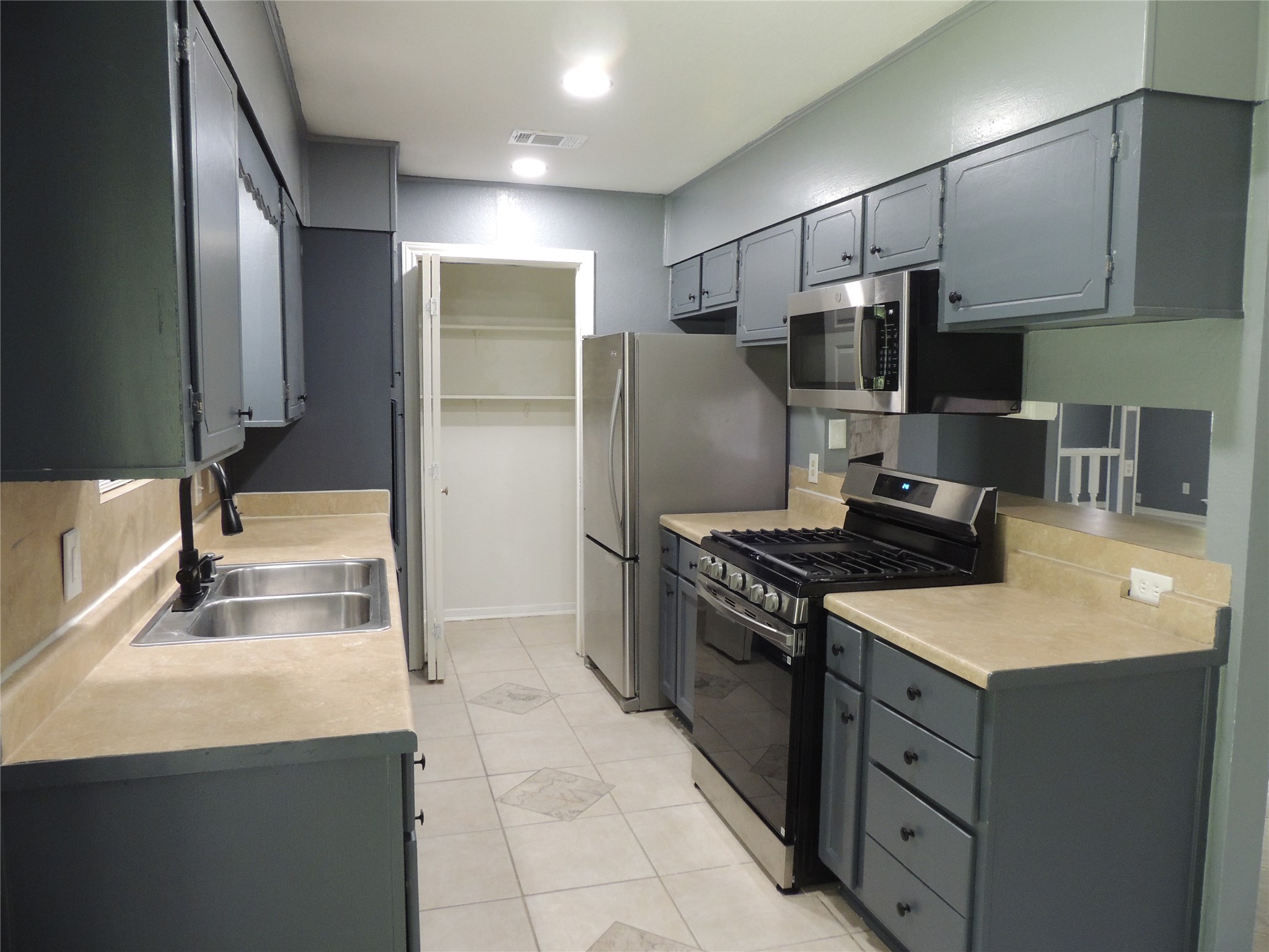 12507 New Rochelle Court Houston, TX 77089 - Photo 8 of 20 KITCHEN