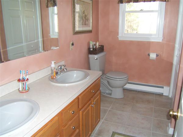 43 Hunter Road Uxbridge, MA 01569 - Photo 11 of 12 Gallery Image 11