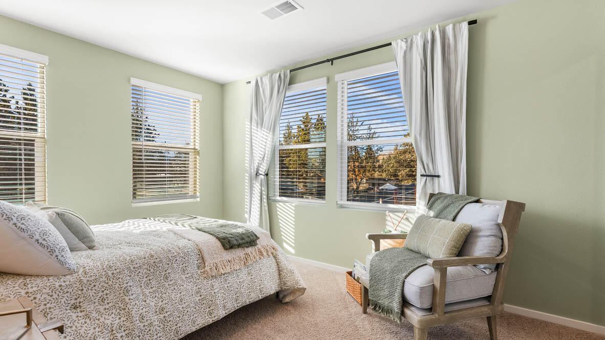62747 Eagle Road Bend, OR 97701 - Photo 22 of 26 022 bedroom
