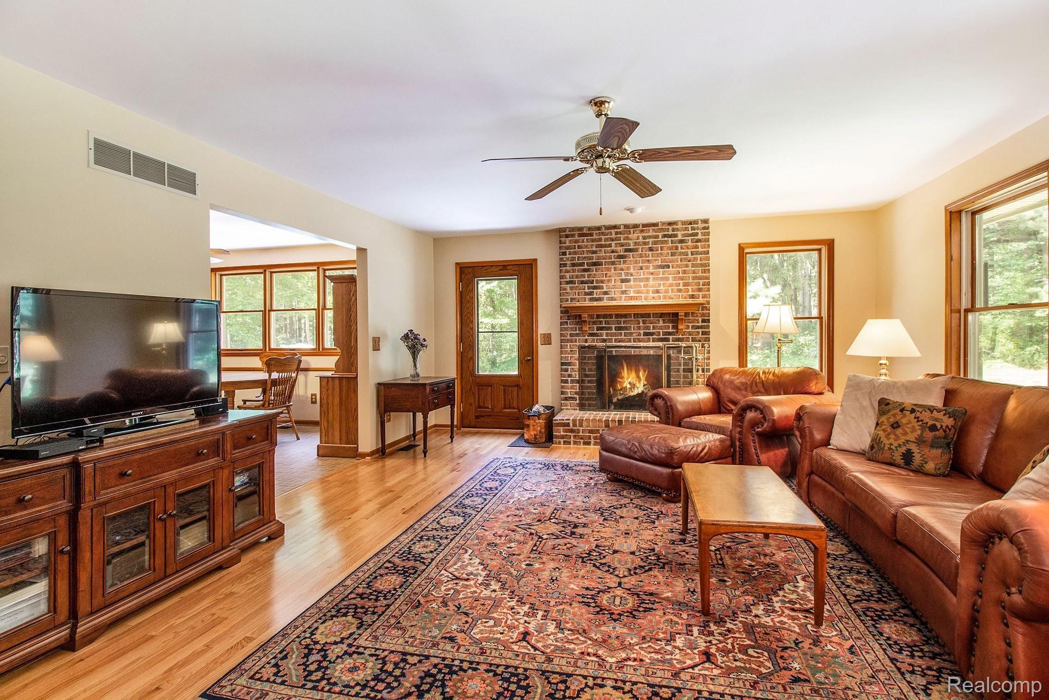 13171 Dunham Road Hartland, MI 48353 - Photo 16 of 61 Living room side entrance view