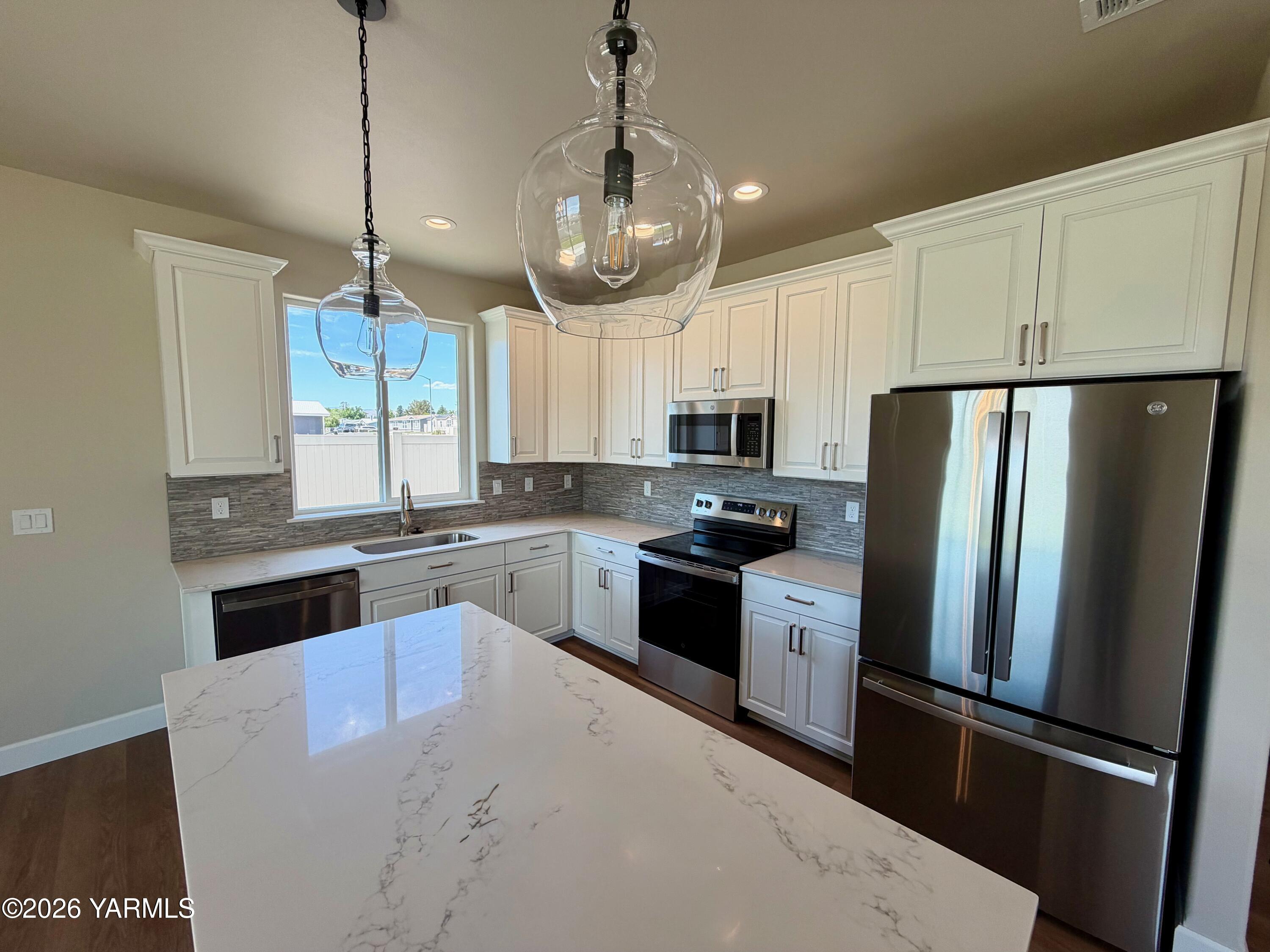 5914 Crestfields Road Yakima, WA 98903 - Photo 4 of 24 Kitchen3