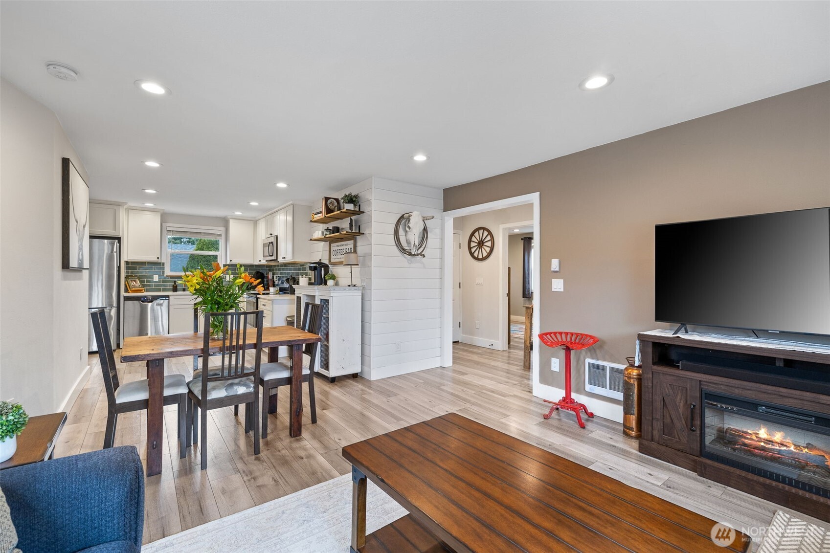 6303 Elliott Way Everett, WA 98203 - Photo 4 of 32