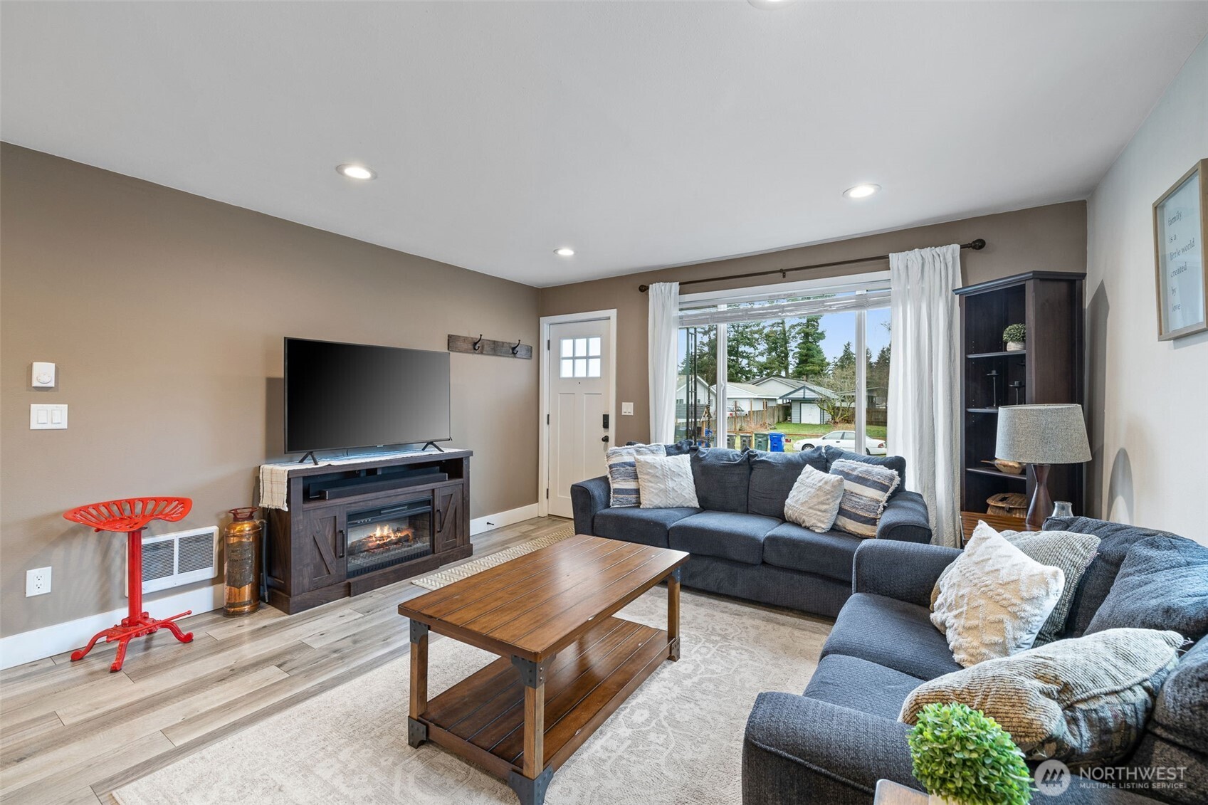 6303 Elliott Way Everett, WA 98203 - Photo 5 of 32