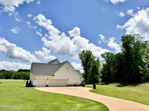 $560,000 | 13033 Pebble Vw Drive, Byhalia, MS 38611