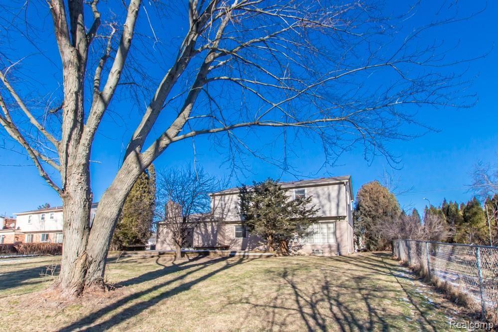 2109 West Wattles Road Troy, MI 48098 - Photo 3 of 3 15 backyard 4.jpg