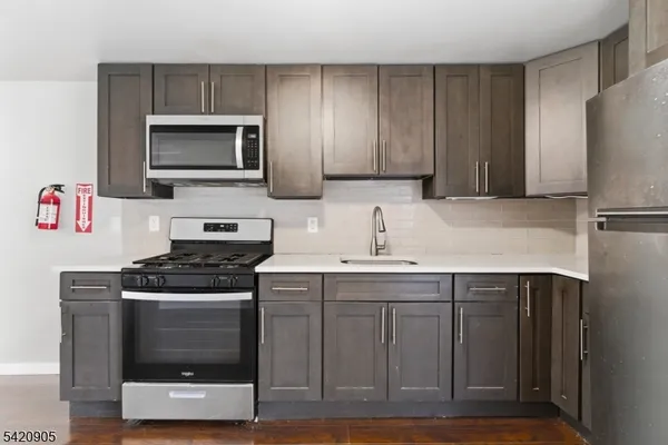 $2,200 | 59 Farley Avenue, Unit 3, Newark, NJ 07108