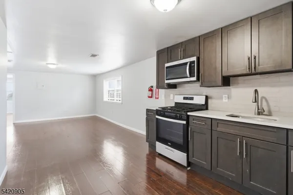 $2,200 | 59 Farley Avenue, Unit 3, Newark, NJ 07108