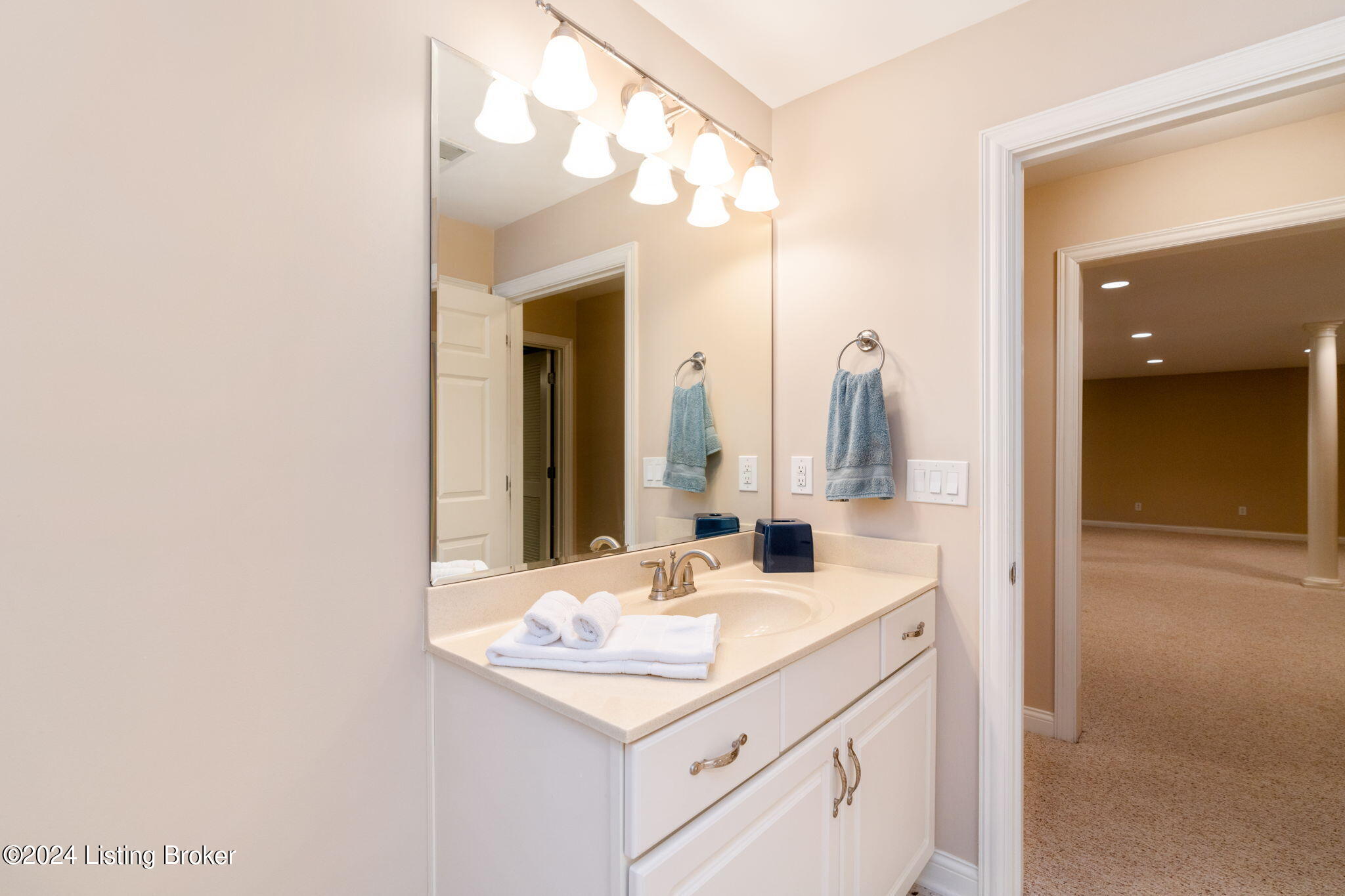10618 Riva Road Louisville, KY 40223 - Photo 47 of 62 Full bathroom