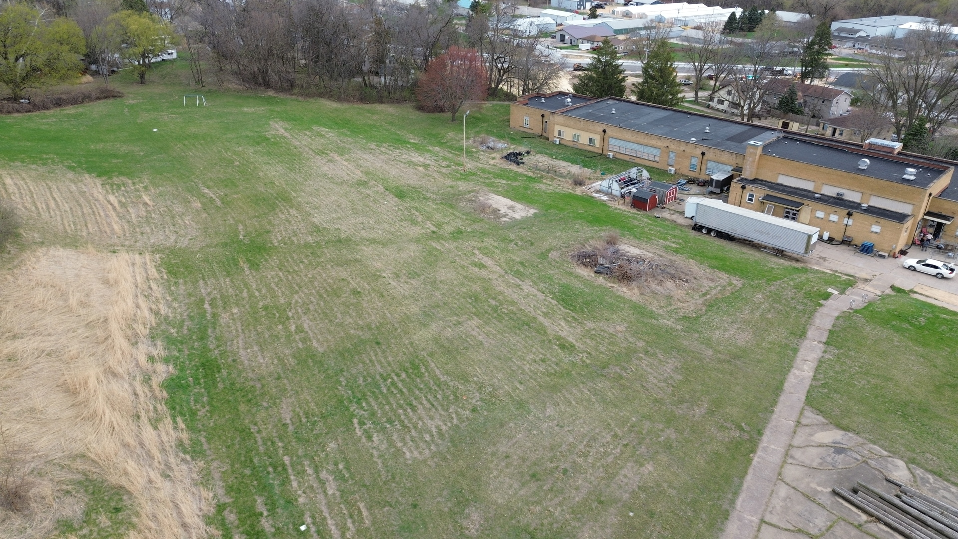 1850 South Bluff Boulevard Clinton, IA 52732 - Photo 2 of 3 a view of a yard with an outdoor space