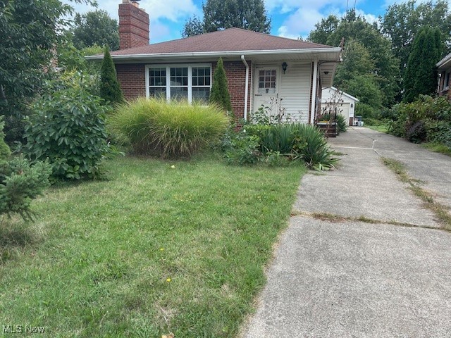 View of front of home featuring a front yard