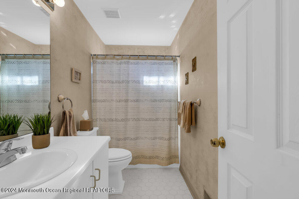 21 Vanderveer Road Freehold, NJ 07728 - Photo 53 of 63 048_ey208385