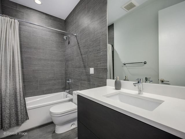 $1,495,000 | 2922 North Sheffield Avenue, Unit 3, Chicago, IL 60657