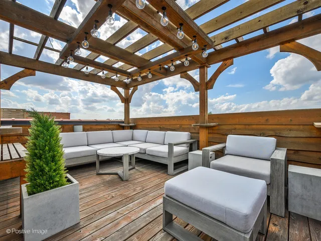 $1,495,000 | 2922 North Sheffield Avenue, Unit 3, Chicago, IL 60657