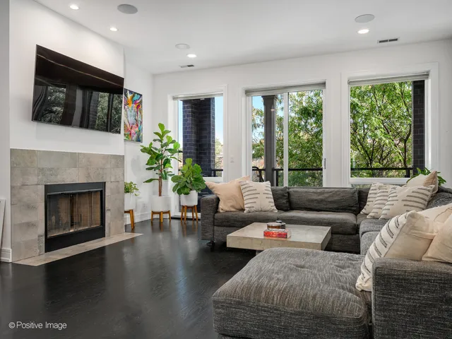 $1,495,000 | 2922 North Sheffield Avenue, Unit 3, Chicago, IL 60657