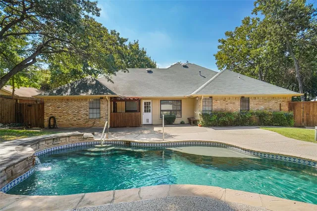 $450,000 | 802 Chipwood Court, Euless, TX 76039