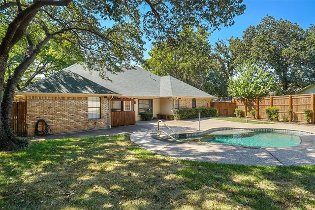 $450,000 | 802 Chipwood Court, Euless, TX 76039