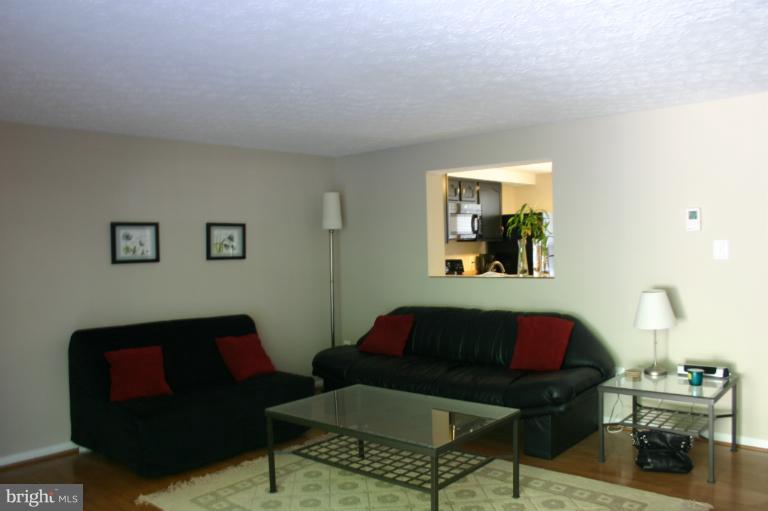 6906 Villa-Del-Rey Court Springfield, VA 22150 - Photo 2 of 23 a living room with furniture and a window