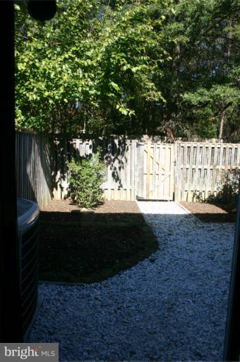6906 Villa-Del-Rey Court Springfield, VA 22150 - Photo 11 of 23 a view of outdoor space and yard