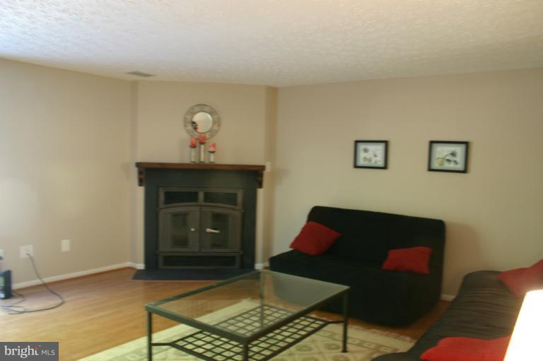 6906 Villa-Del-Rey Court Springfield, VA 22150 - Photo 12 of 23 a living room with furniture