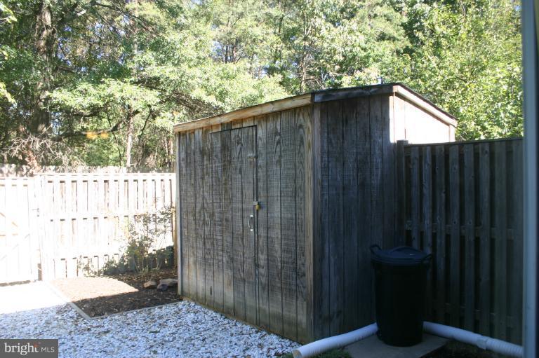 6906 Villa-Del-Rey Court Springfield, VA 22150 - Photo 15 of 23 a backyard of a house with barbeque oven