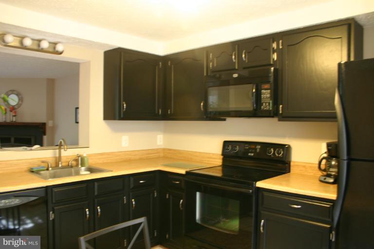 6906 Villa-Del-Rey Court Springfield, VA 22150 - Photo 19 of 23 a kitchen with a sink and cabinets