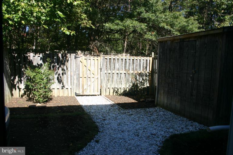 6906 Villa-Del-Rey Court Springfield, VA 22150 - Photo 20 of 23 a view of outdoor space with garden
