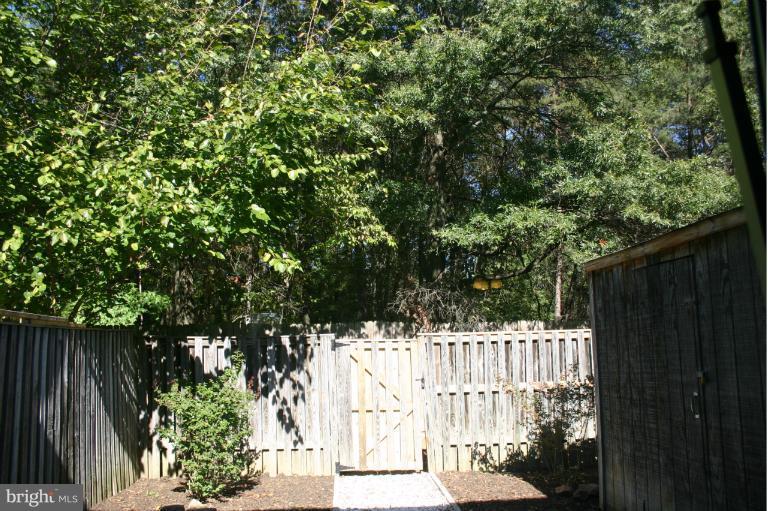 6906 Villa-Del-Rey Court Springfield, VA 22150 - Photo 3 of 23 a view of a wooden fence