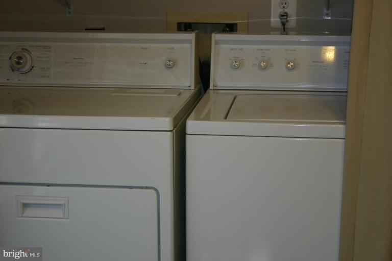 6906 Villa-Del-Rey Court Springfield, VA 22150 - Photo 21 of 23 a utility room with dryer and washer