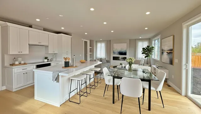 a large kitchen with kitchen island a island in it