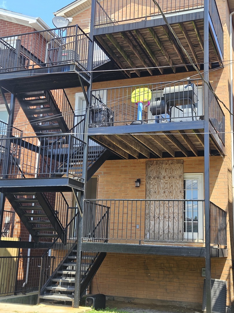 5316 South Kenneth Avenue, Unit 101 Chicago, IL 60632 - Photo 15 of 15 a view of balcony with furniture