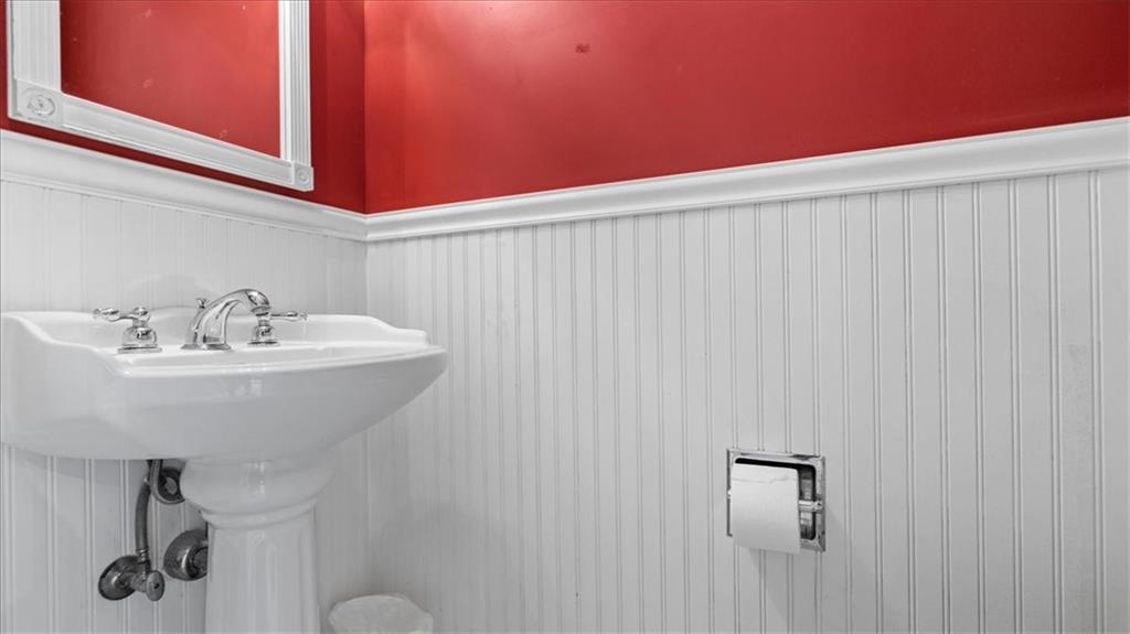 205 Camelford Road McMurray, PA 15317 - Photo 24 of 32 a bathroom with a sink and a mirror