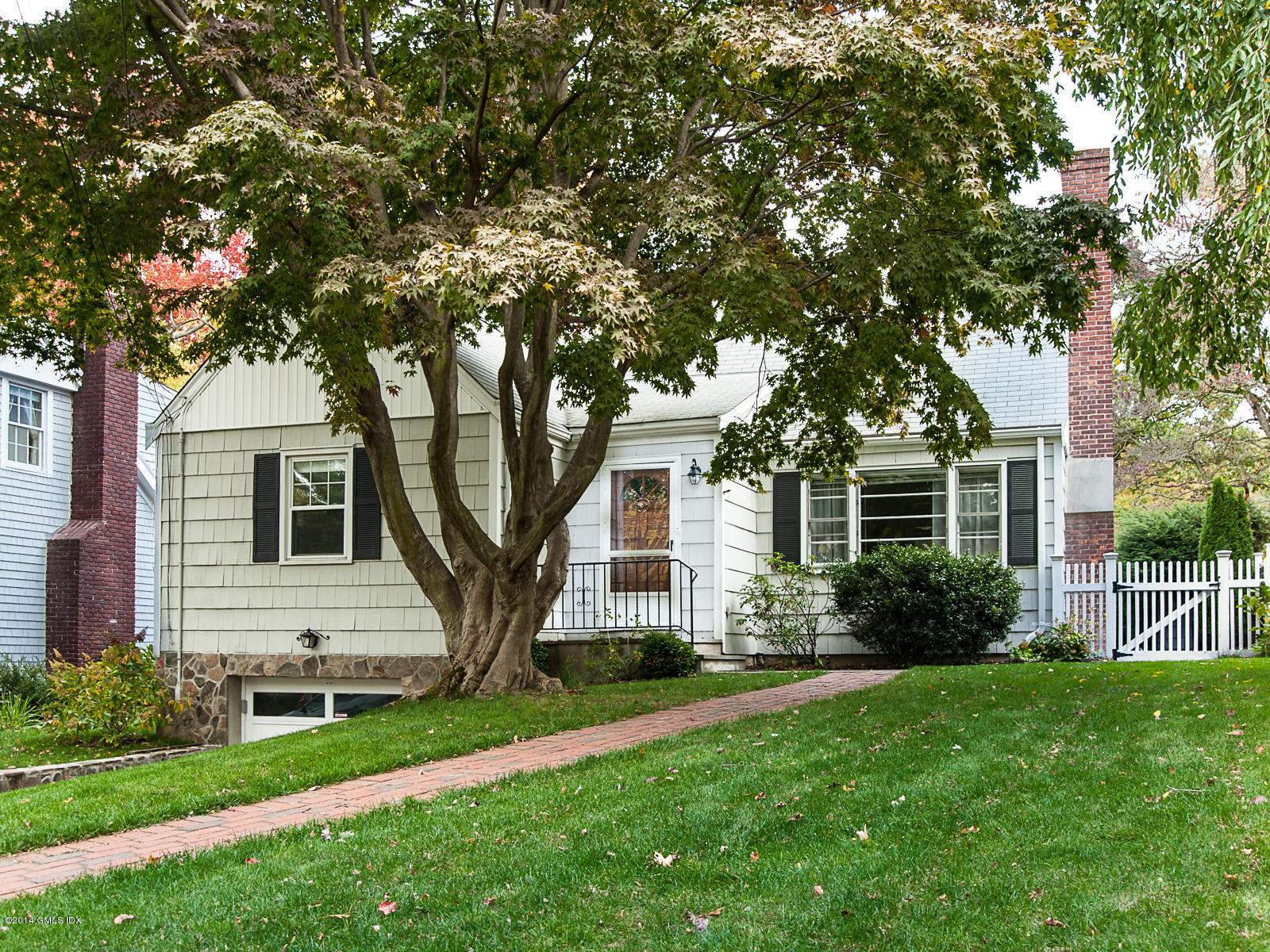 17 Manor Road, Old Greenwich, CT 06870 Compass