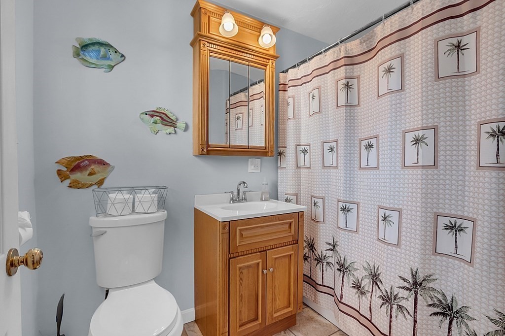 21 River Road Templeton, MA 01436 - Photo 13 of 26 a bathroom with a toilet a sink and a bath tub