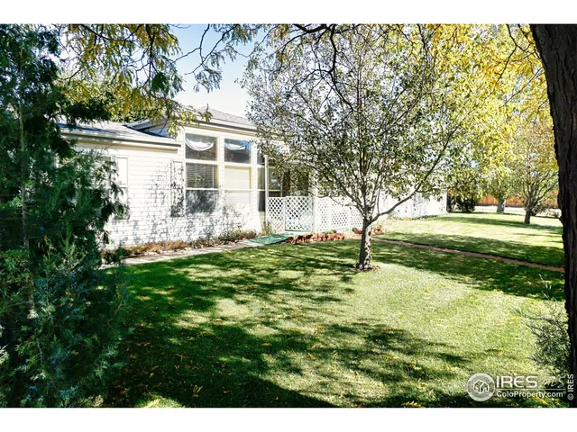 a view of backyard of the house