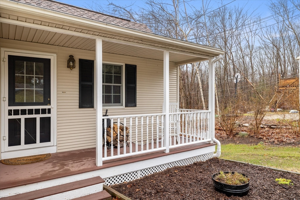 137 Sutton Road Webster, MA 01570 - Photo 4 of 33 Gallery Image 4
