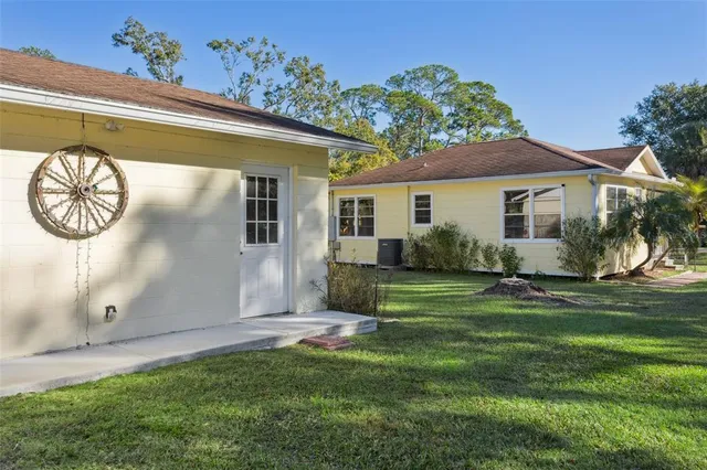 a view of a house with backyard