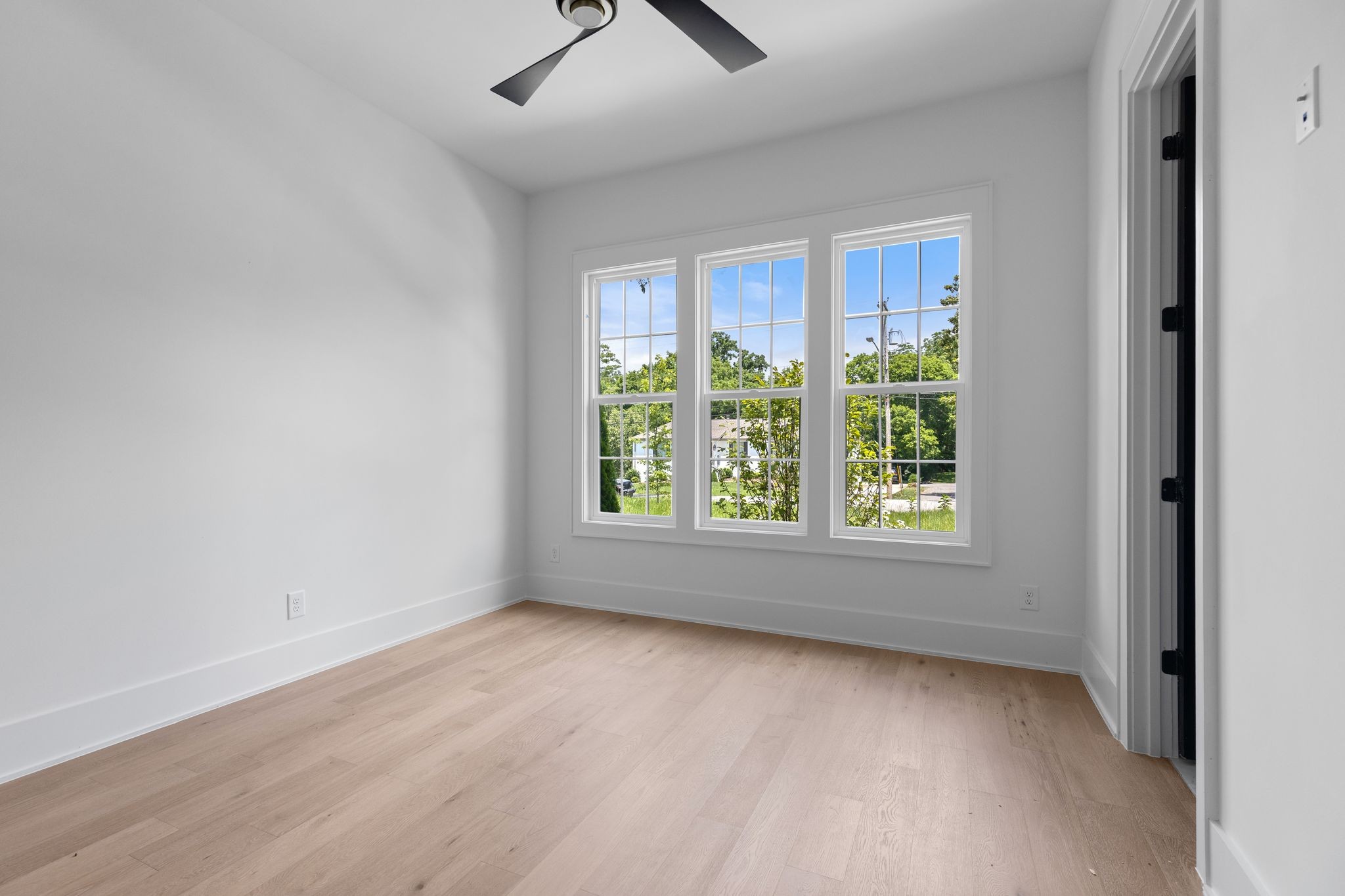2823 Sugar Tree Road Nashville, TN 37215 - Photo 29 of 59 an empty room with a window