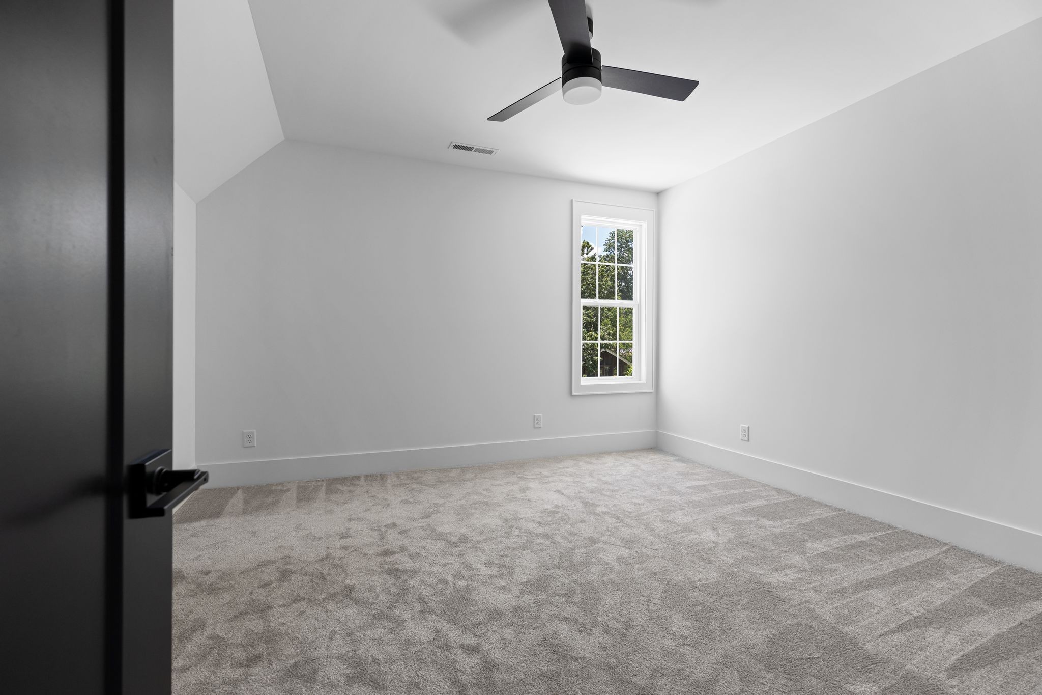 2823 Sugar Tree Road Nashville, TN 37215 - Photo 38 of 59 an empty room with windows and closet