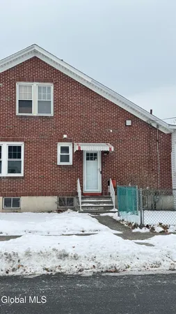 $1,250 | 1058 Washington Avenue, Unit 2, Albany, NY 12203