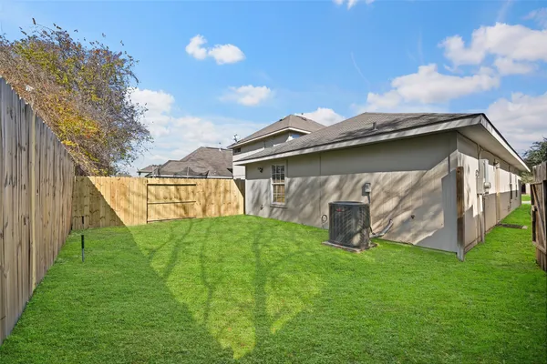 a view of a house with backyard