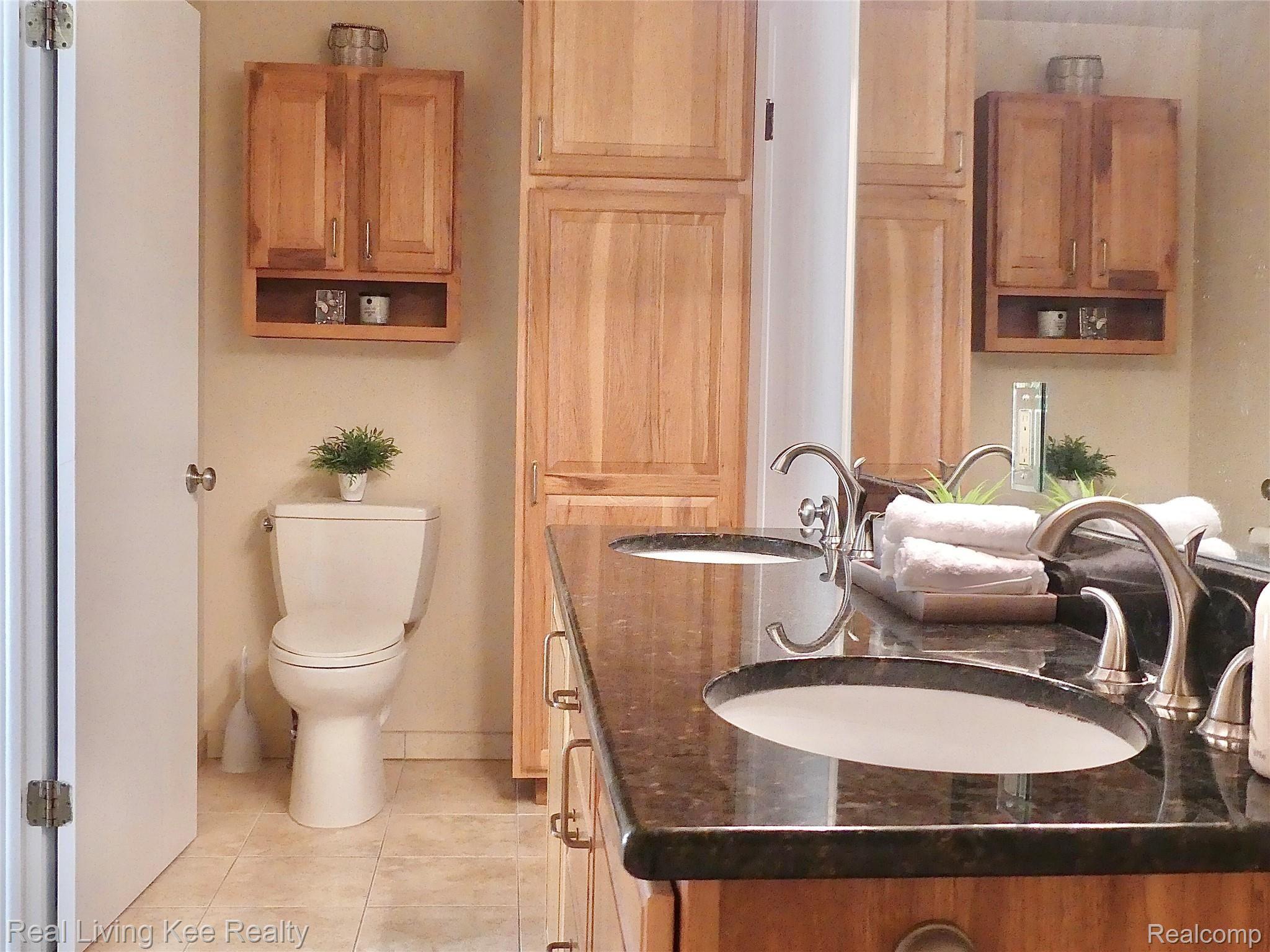 1326 Brook Lane Rochester, MI 48306 - Photo 27 of 47 Beautifully remodeled full bath is entered from both bedrooms