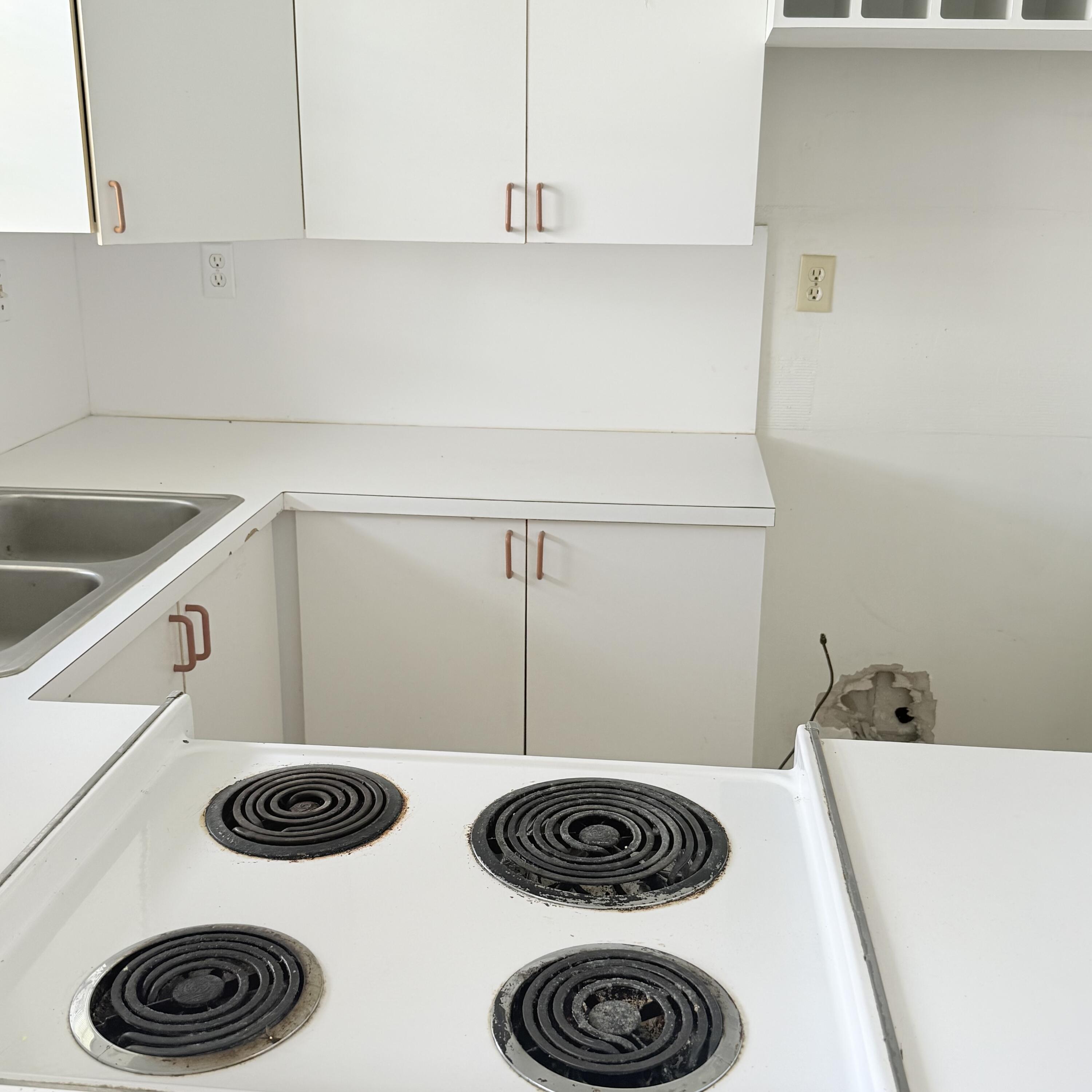 20 Southeast 13th Street, Unit A2 Boca Raton, FL 33432 - Photo 5 of 21 Kitchen Main