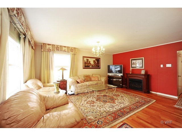1026 Dell Road Northbrook, IL 60062 - Photo 2 of 13