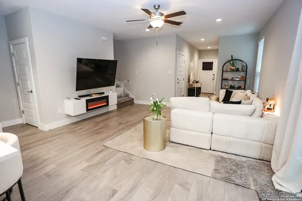 $3,200 | 1511 East Sandalwood Lane, Unit 8, San Antonio, TX 78209